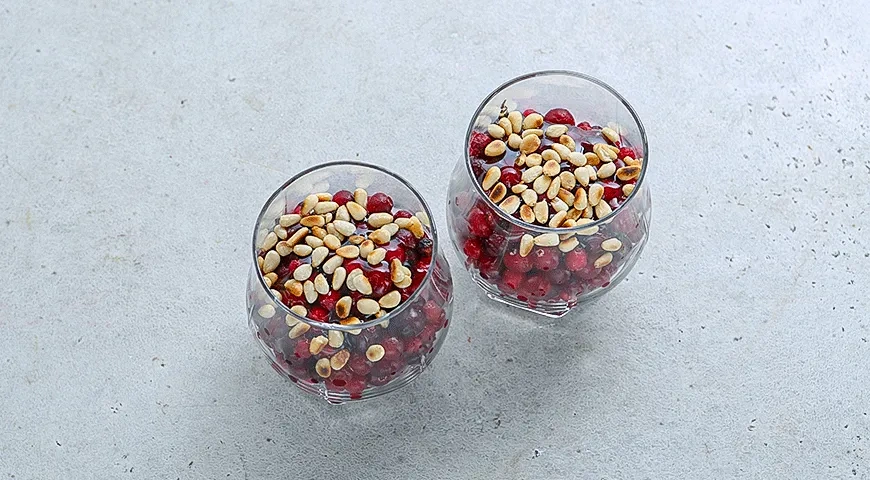 Таежный десерт с кедровыми орешками, ягодами и медом: шаг 2