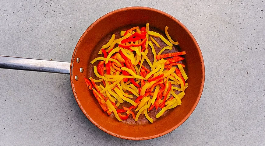 Тако с колбасой, сыром и сладким перцем: шаг 2