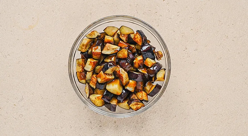 Теплый салат с баклажанами и помидорами: шаг 2