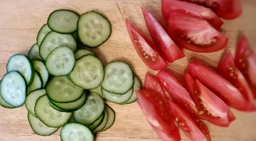 Теплый салат с куриной печенью в медовом соусе и яйцом пашот: шаг 2