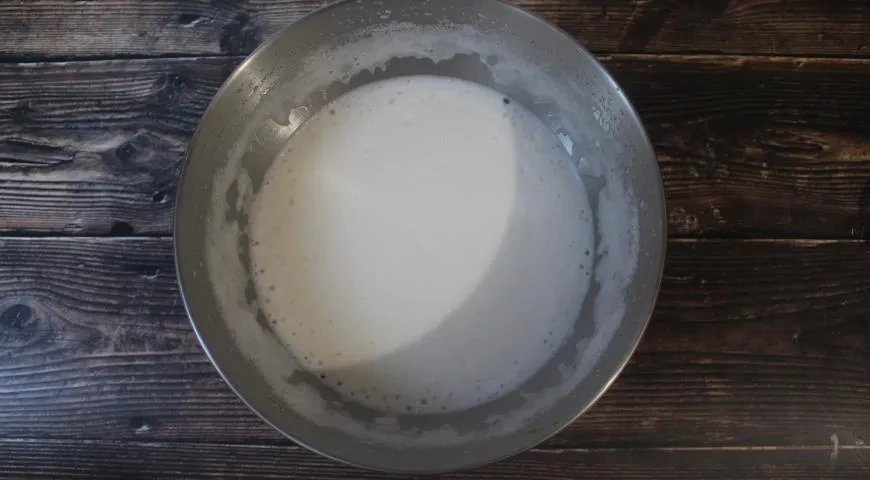 Тесто для чебуреков с минеральной водой: шаг 2