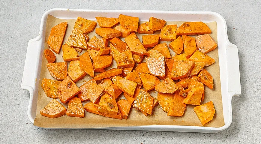 Тортилья с бататом, запеченным в духовке дольками: шаг 2