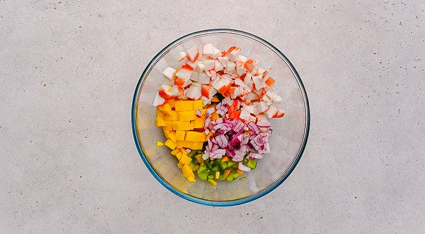 Тортилья с крабовыми палочками, авокадо и манго: шаг 2