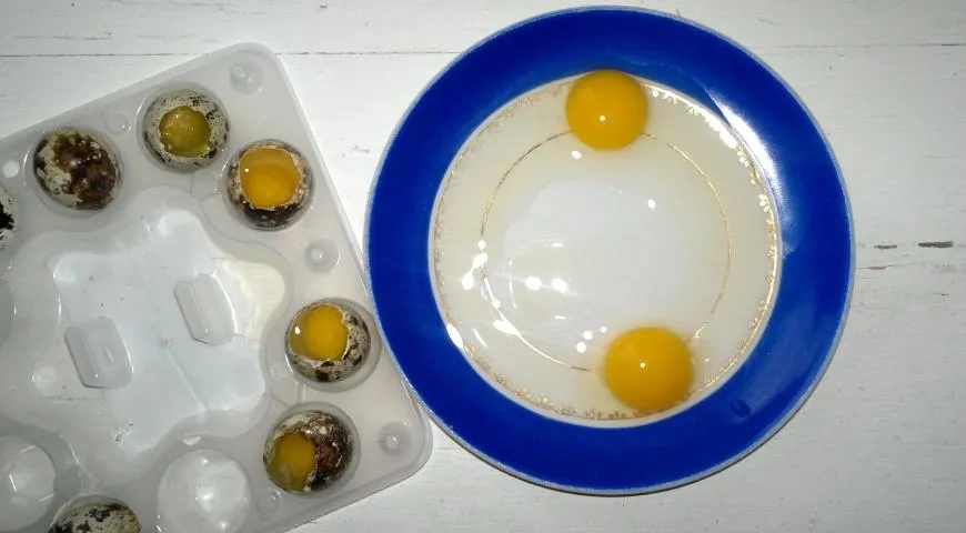 Тосты с икрой мойвы, рукколой и перепелиными яйцами: шаг 2