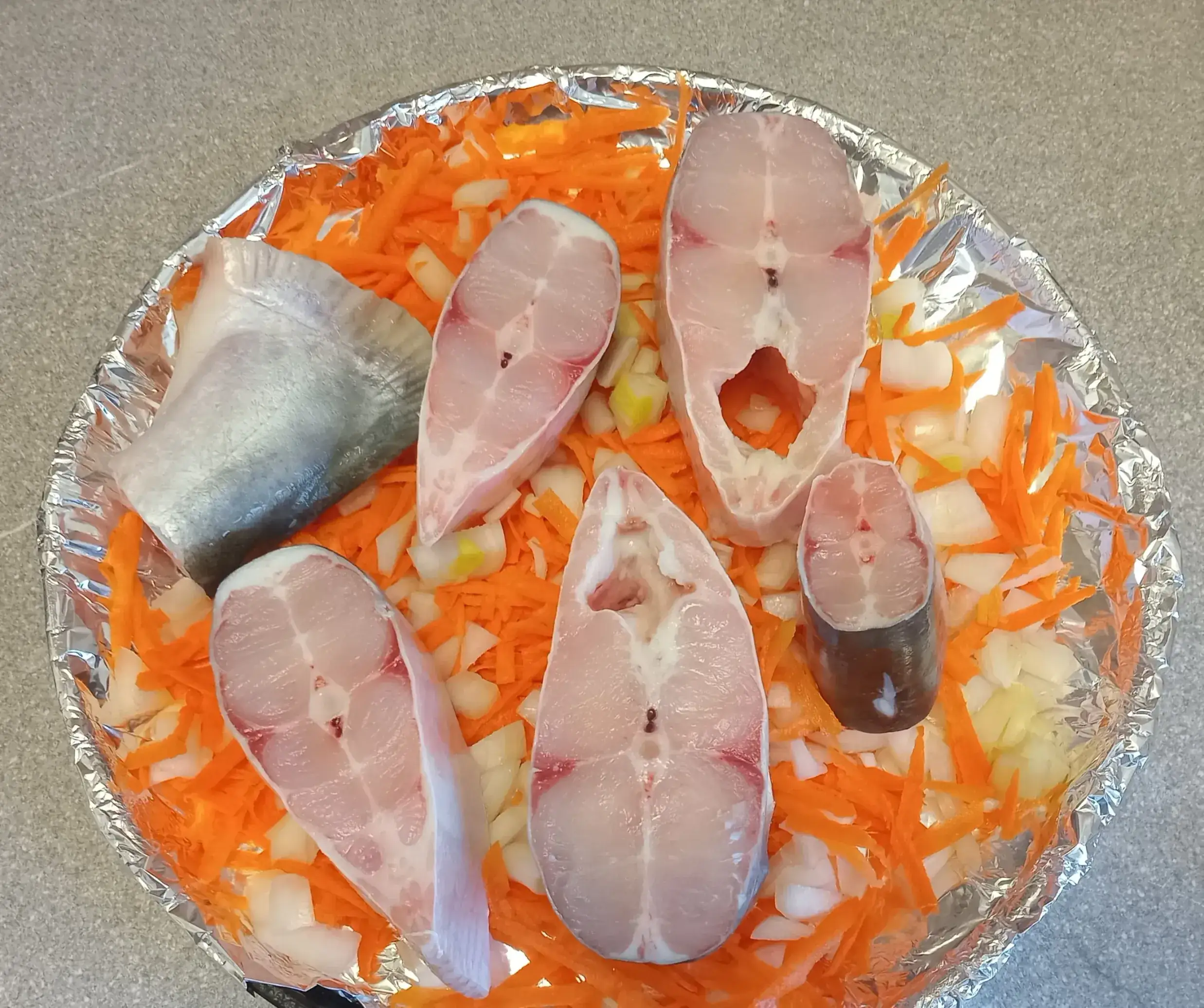 Треска запечённая с морковью и луком: шаг 2