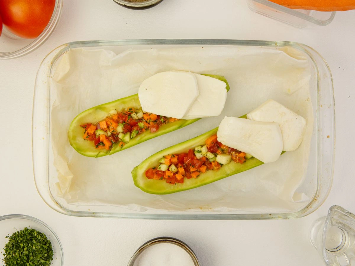 Шаг 2: Цукини запеченые с томатами и зеленью