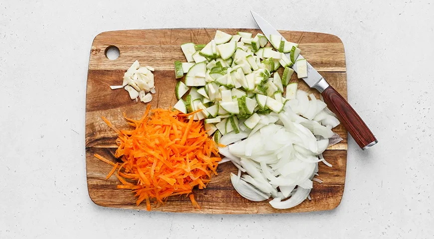 Тушеная капуста с кабачком и сосисками: шаг 2