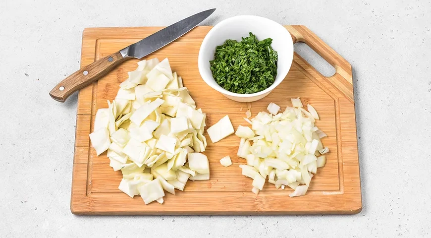 Тушеная капуста с картошкой и сосисками: шаг 2