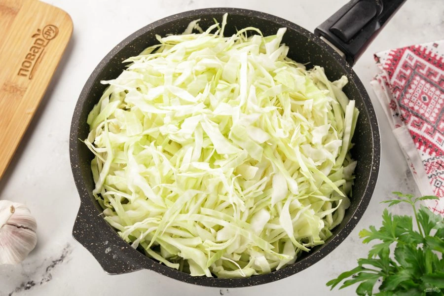 Шаг 2: Тушеная капуста с сосисками