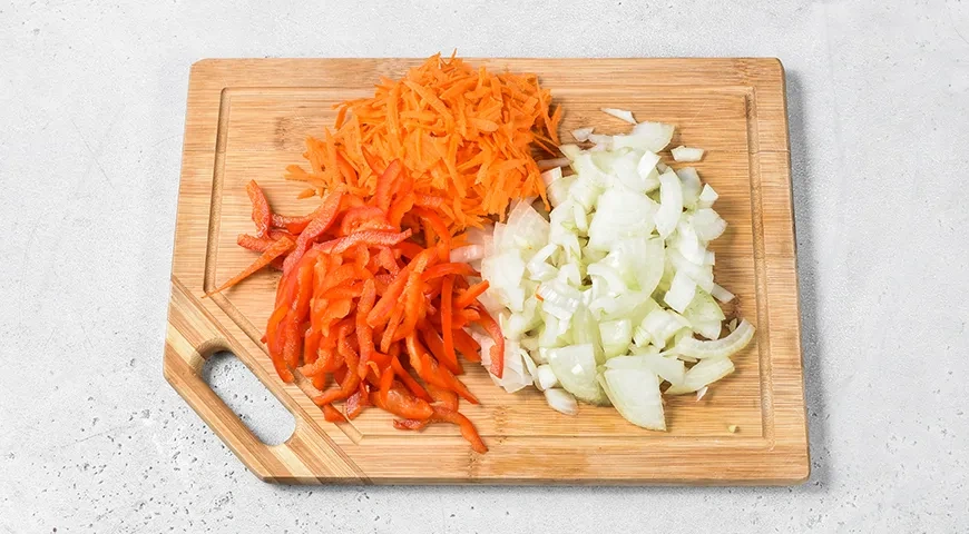 Тушеная рыба с овощами и сметаной на сковороде: шаг 2