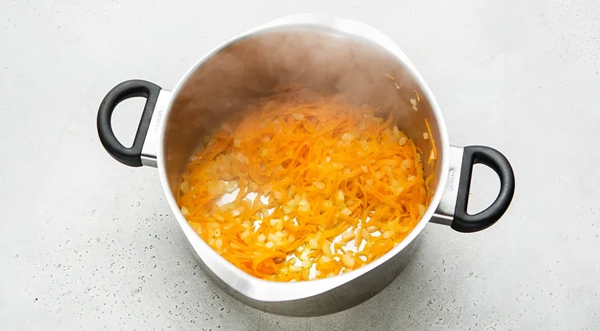 Тушенная картошка с томатной пастой: шаг 2