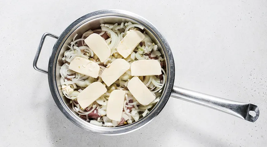 Тушеные куриные бедрышки с луком: шаг 2