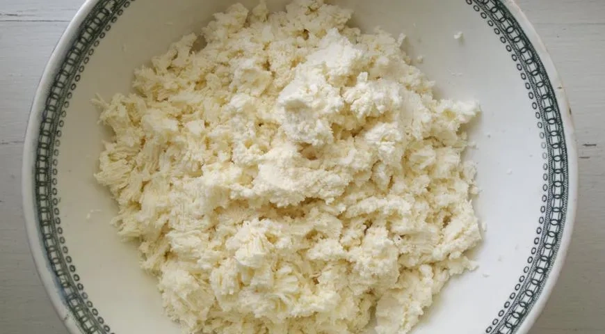 Творожная пасха с курагой и черносливом: шаг 2