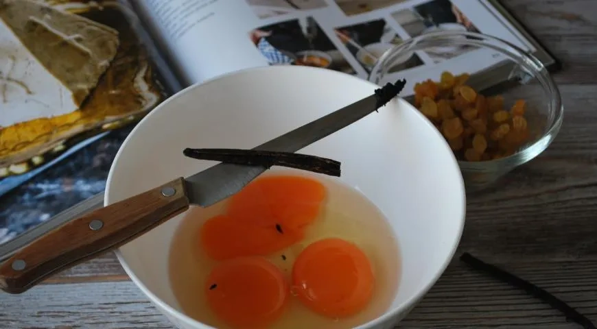 Творожная пасха с заварным кремом, миндалем и изюмом: шаг 2