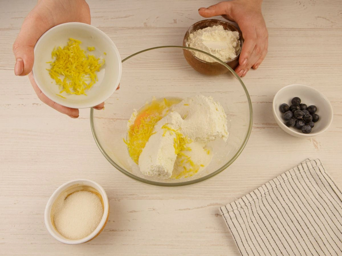 Шаг 2: Творожная запеканка с голубикой