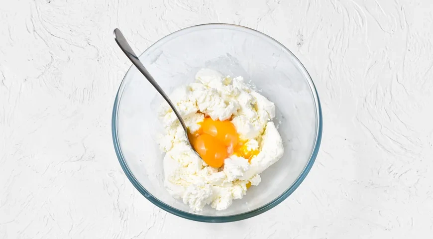 Творожная запеканка с кукурузной мукой: шаг 2