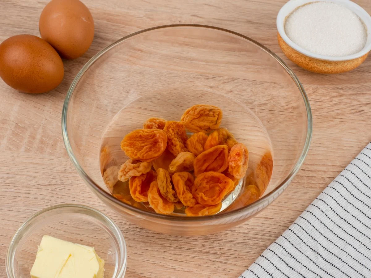 Шаг 2: Творожная запеканка с курагой