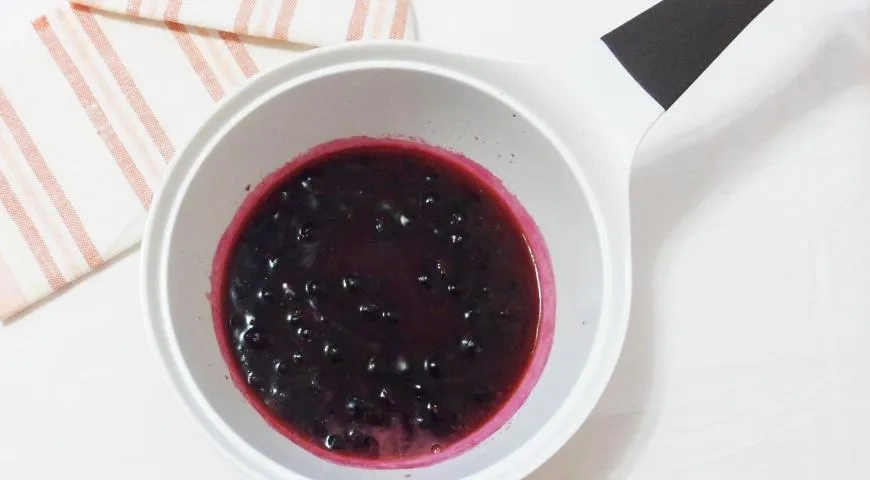 Творожные сырники с соусом из черной смородины: шаг 2