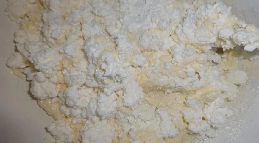 Творожный пирог с черешней и абрикосами: шаг 2