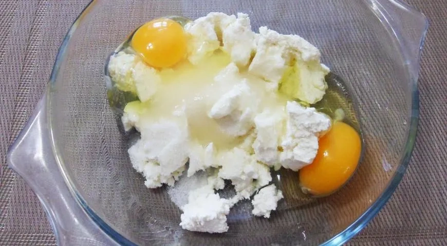 Творожный пудинг с изюмом в микроволновке: шаг 2