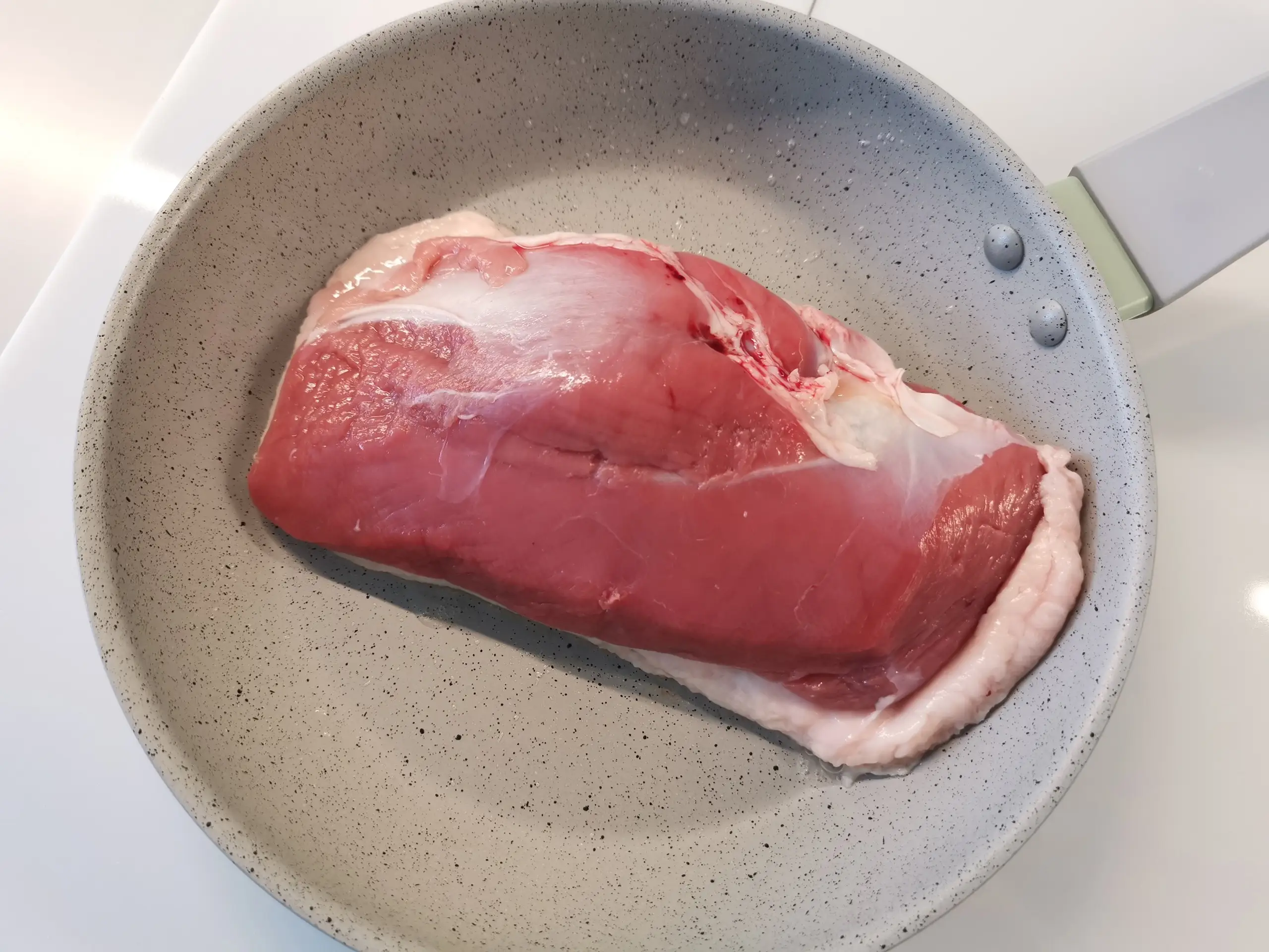 Шаг 2: Утиная грудка на сковороде