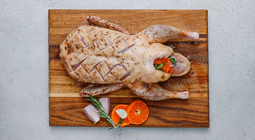 Утка целиком с картошкой в духовке: шаг 2