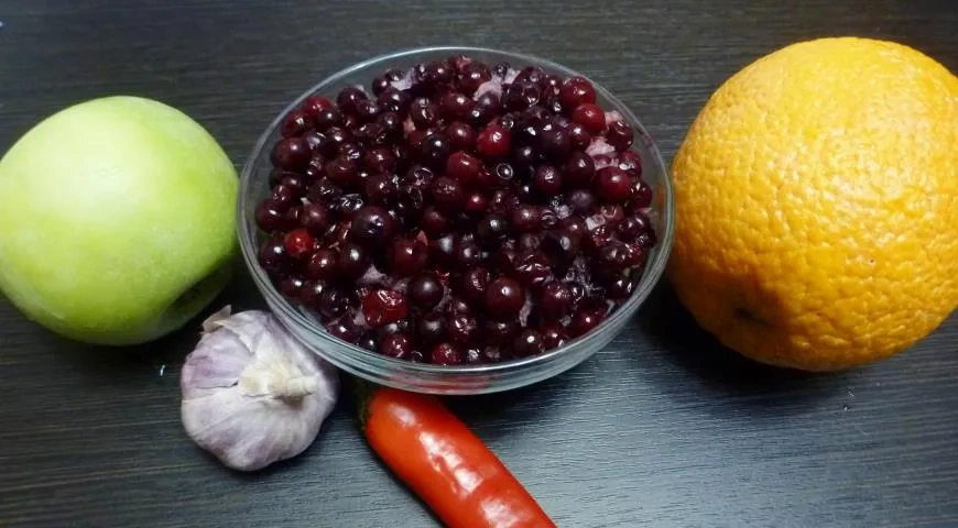 Утка, запеченная с апельсином, яблоком и брусникой: шаг 2