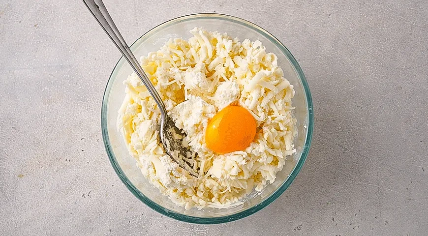 Вареники с творогом и сыром: шаг 2