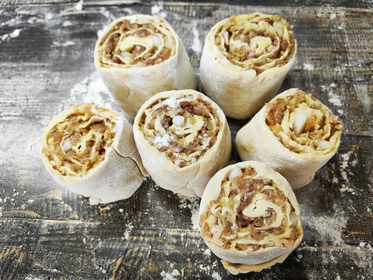 Горячие роллы из теста с фаршем: шаг 2