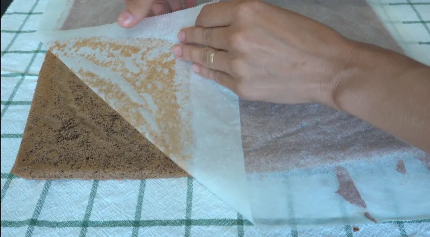 Волшебный бисквитный шоколадный рулет с шоколадным кремом и персиковым джемом: шаг 2