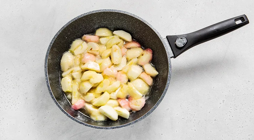 Яблочный пирог на сковороде: шаг 2