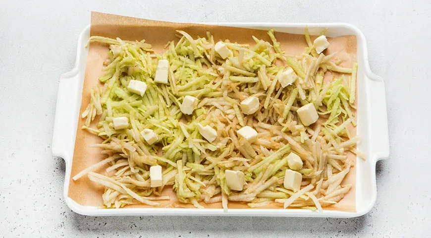 Яблочный рулет на сгущенном молоке: шаг 2