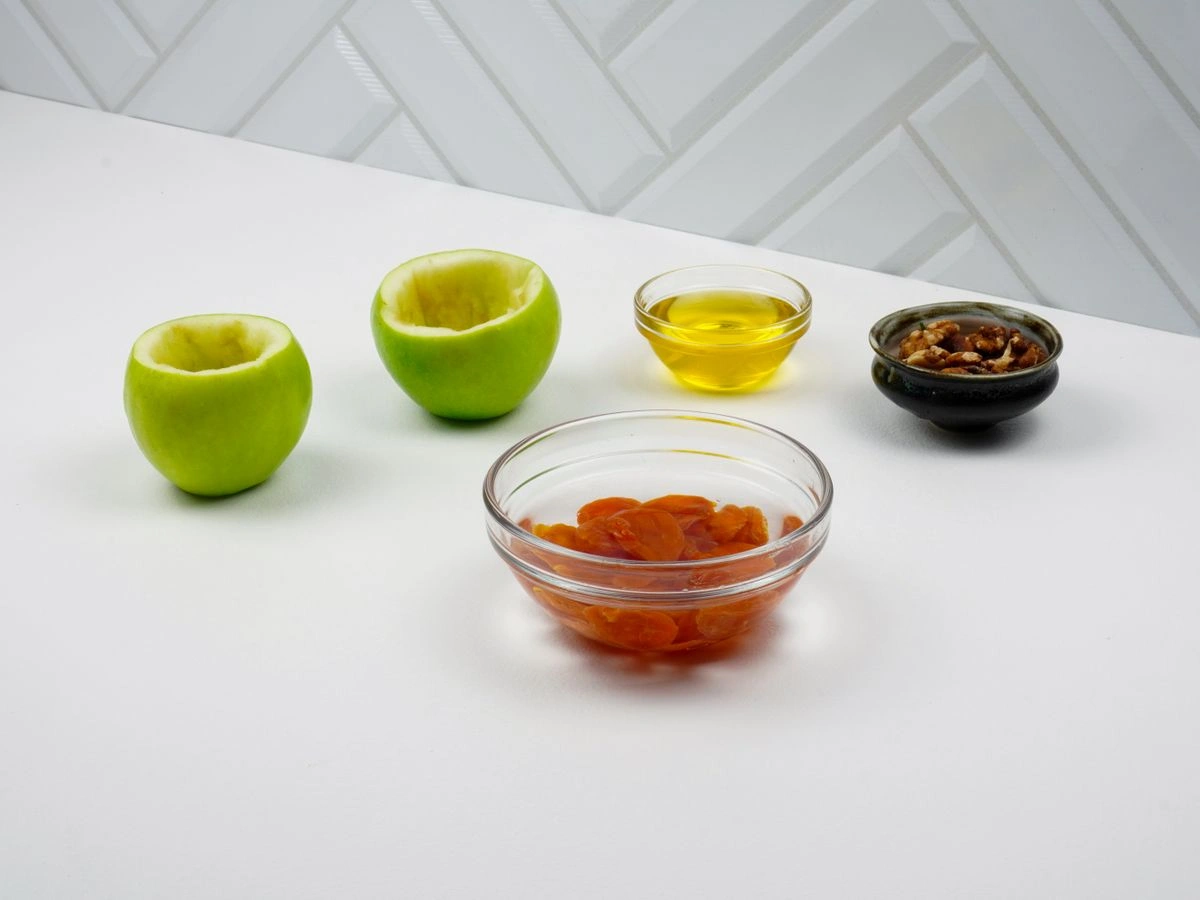 Шаг 2: Яблоки, запеченные с курагой и грецким орехом