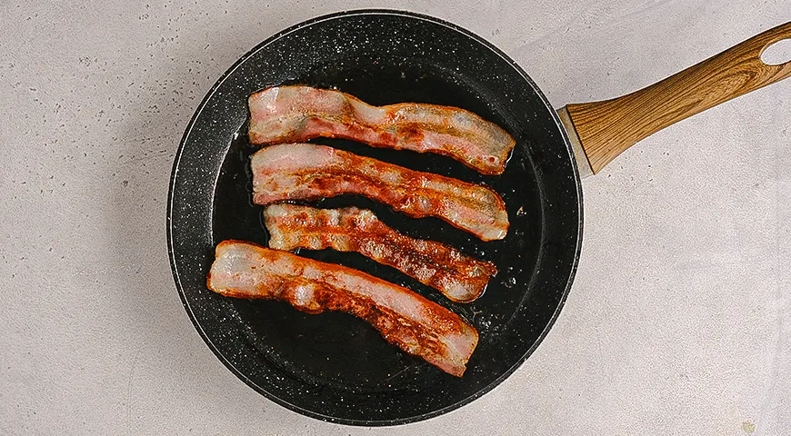 Яичные квадратики с овощами и беконом: шаг 2