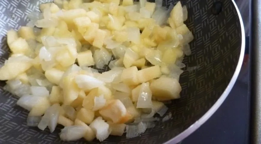 Яйца, фаршированные пикантным яблочным пюре: шаг 2