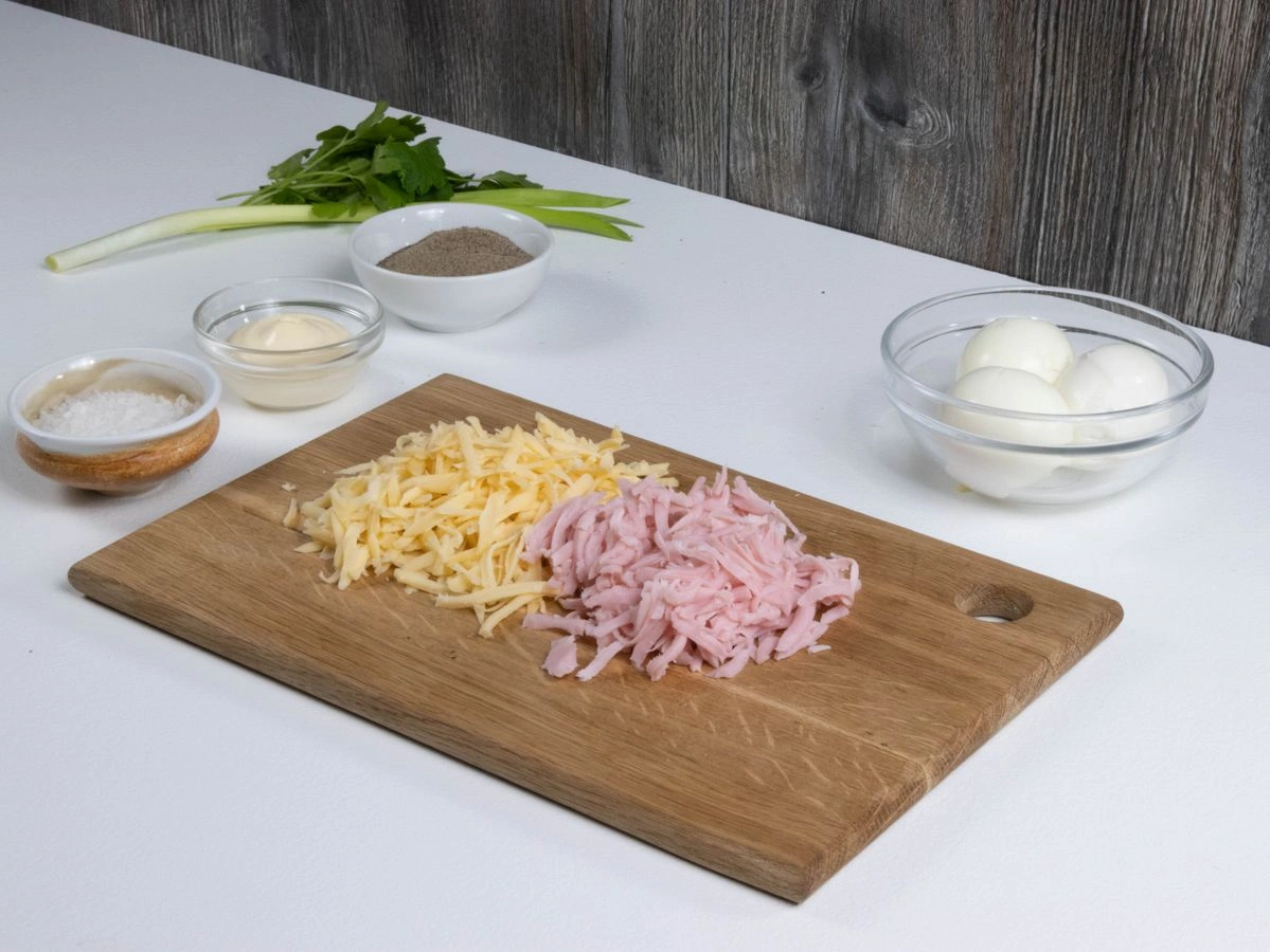 Шаг 2: Яйца, фаршированные ветчиной и сыром