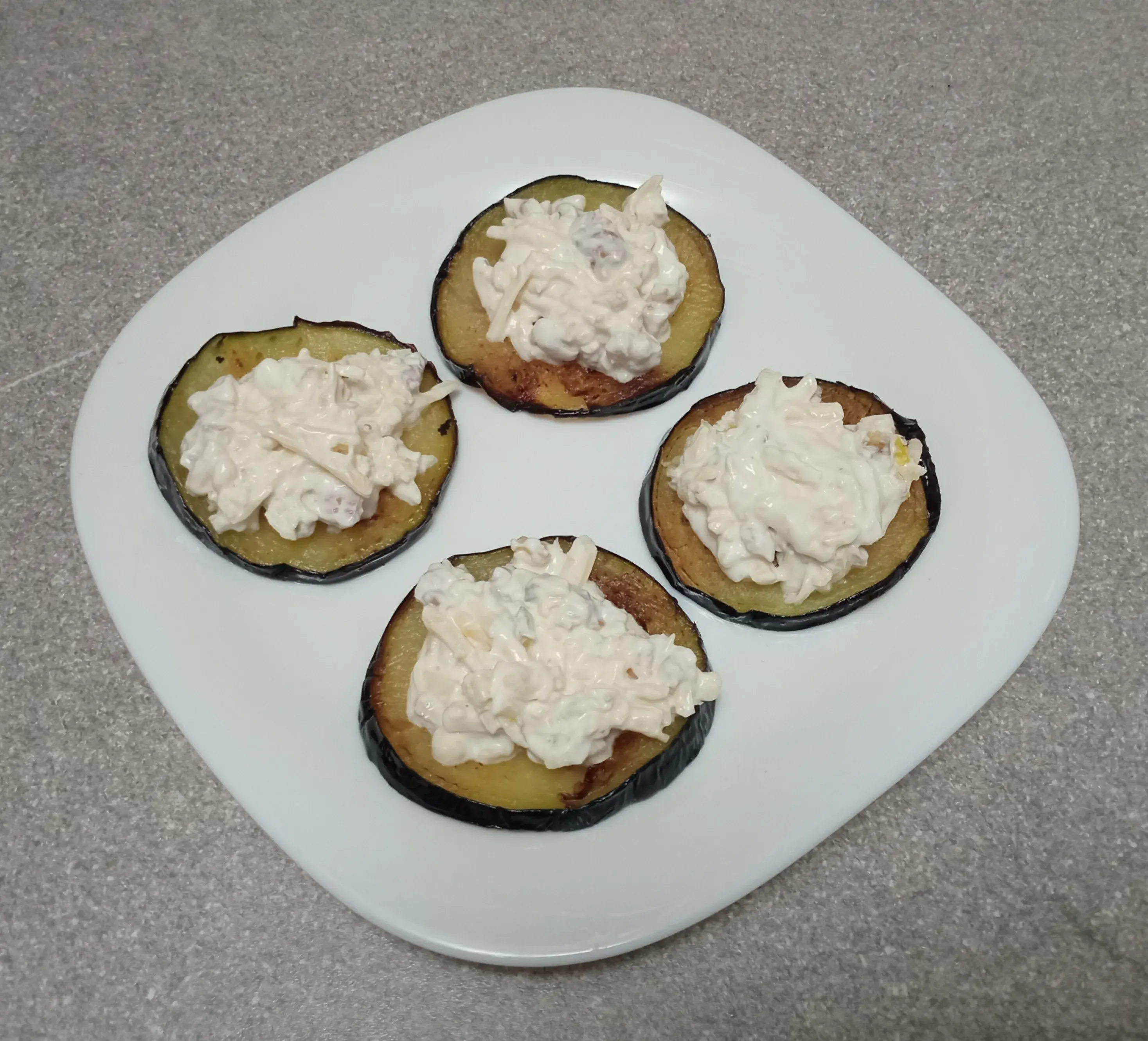 Закуска из баклажанов с помидорами и гранатом: шаг 2