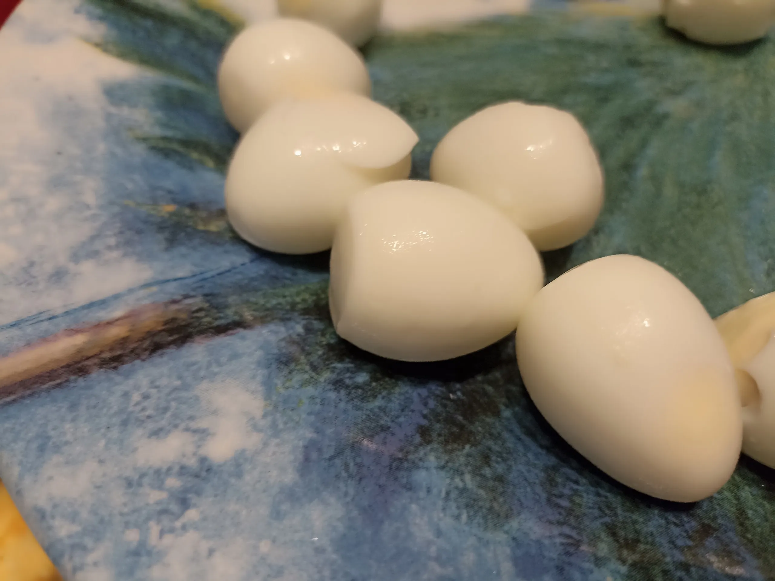 Шаг 2: Закусочные грибочки мухоморы из черри и перепелиных яиц