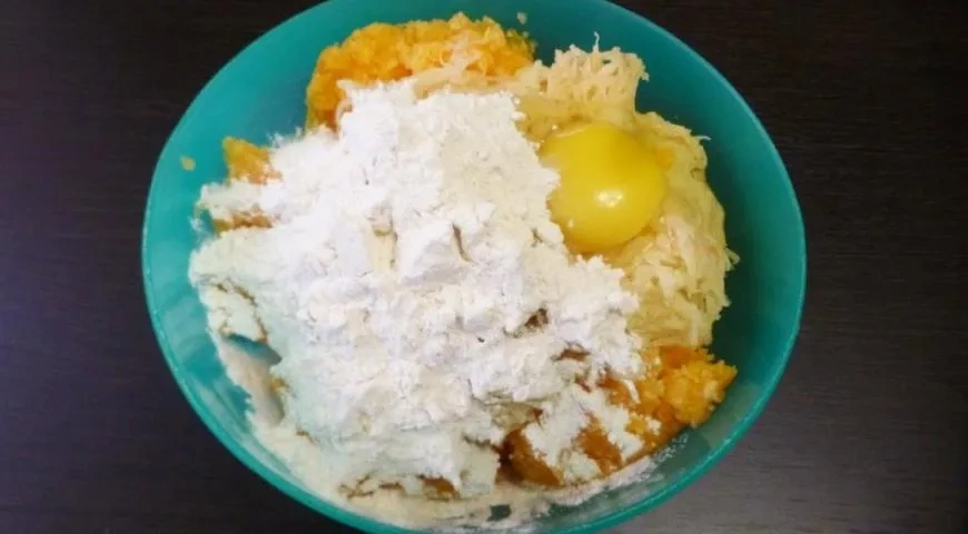 Закусочные кабачковые рулеты с сырной начинкой: шаг 2