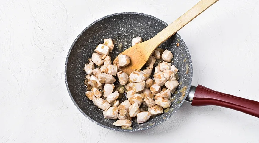 Заливной пирог на кефире с курицей и картошкой: шаг 2