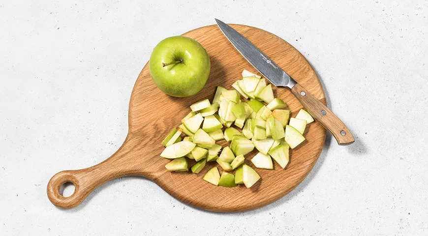 Заливной пирог на кефире с яблоками: шаг 2