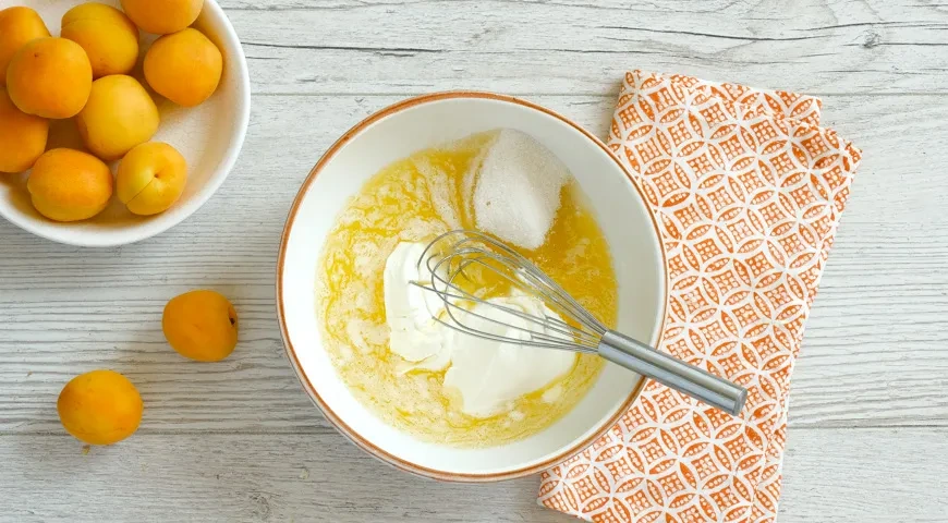 Заливной пирог с абрикосами: шаг 2