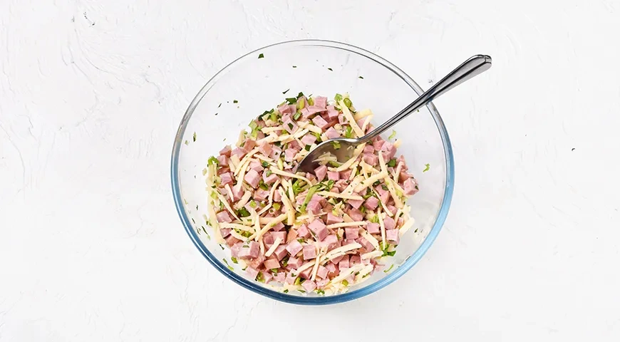 Заливной пирог с колбасой: шаг 2