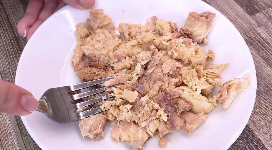 Заливной рыбный пирог из консервов: шаг 2