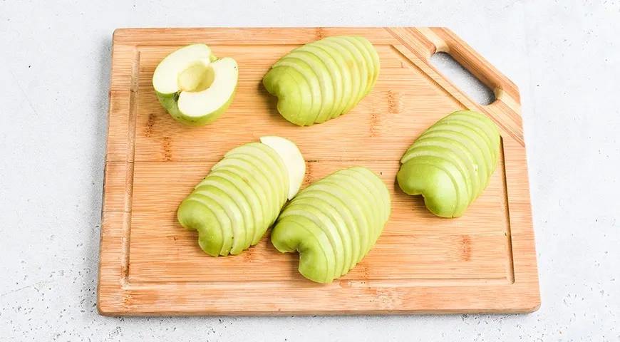 Заливной яблочный пирог: шаг 2