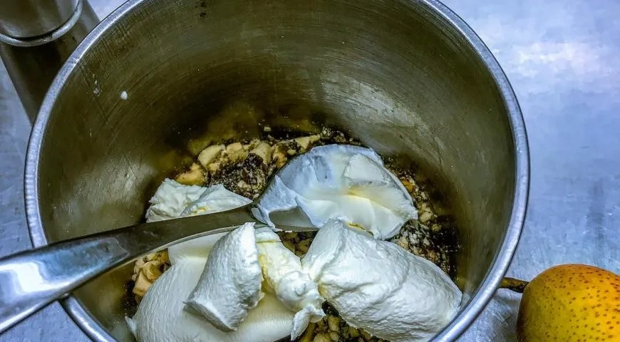 Запеченная груша с орехами и сыром маскарпоне: шаг 2