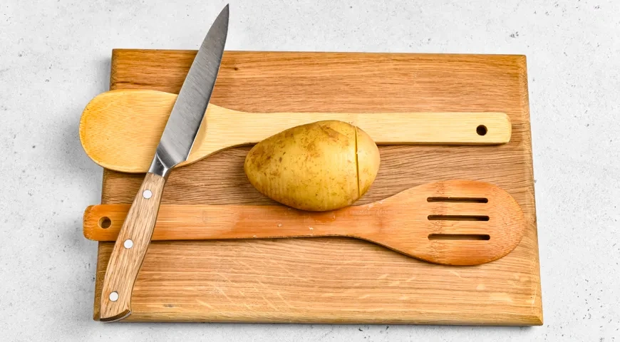 Картошка-гармошка, запеченная в духовке, с беконом и сыром: шаг 2