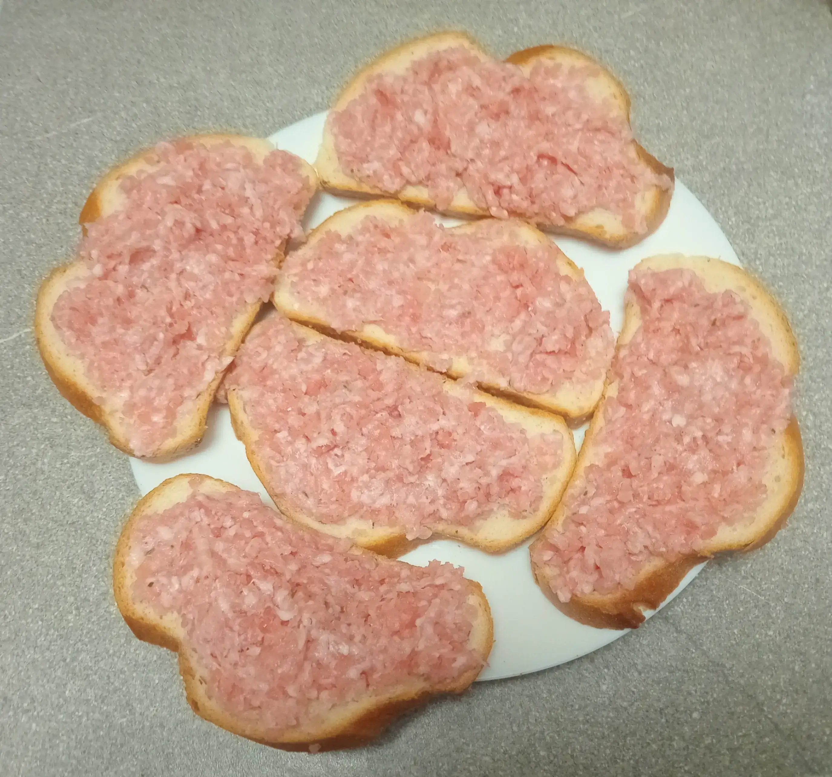 Запечённые бутерброды с фаршем и сыром: шаг 2