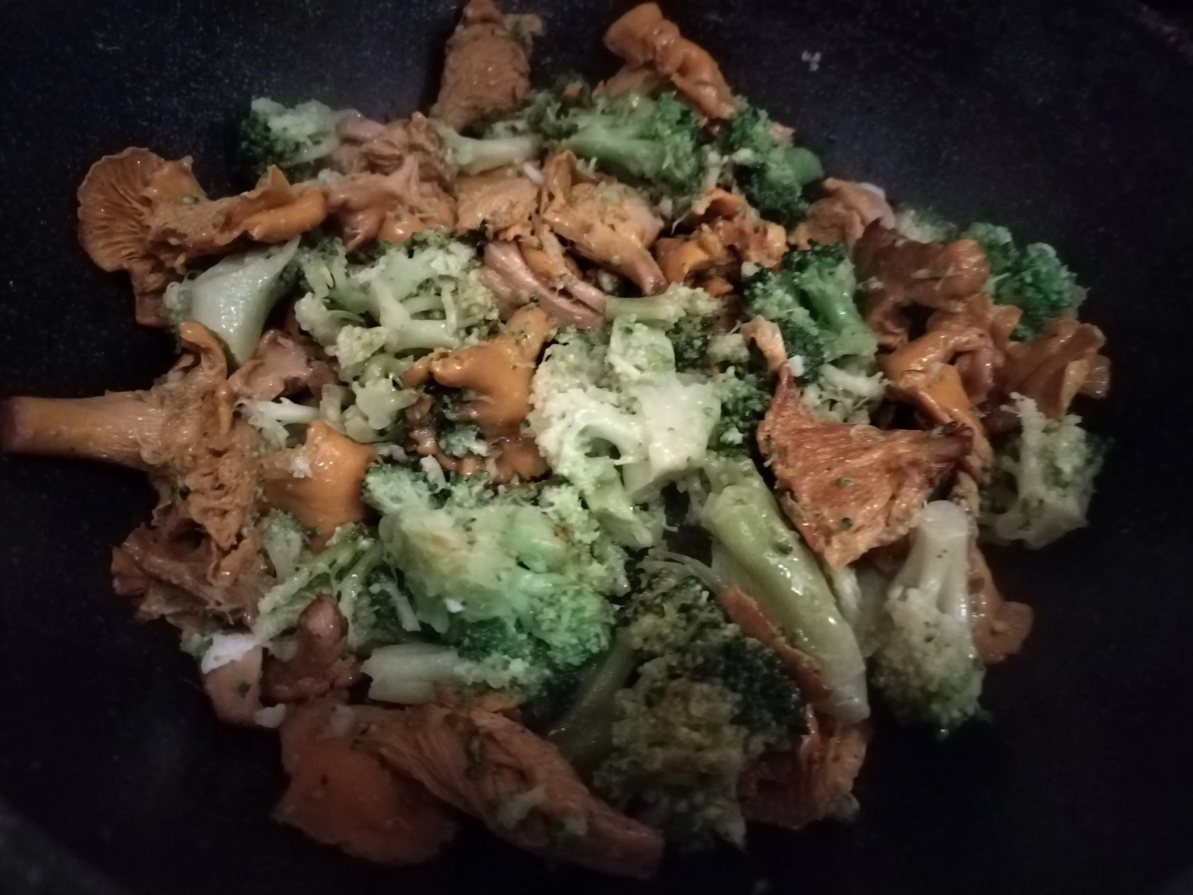 Запеканка с брокколи и лисичками: шаг 2