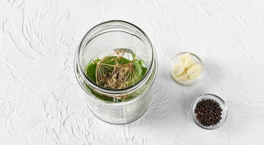 Зеленые помидоры дольками на зиму: шаг 2